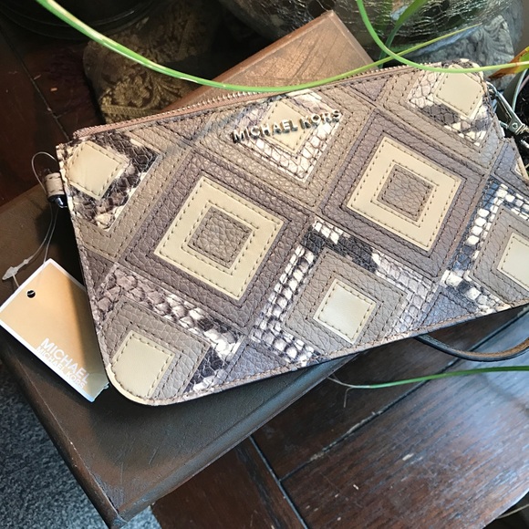 Michael Kors Handbags - Authentic Michael Kors LG jetset Leather wristlet